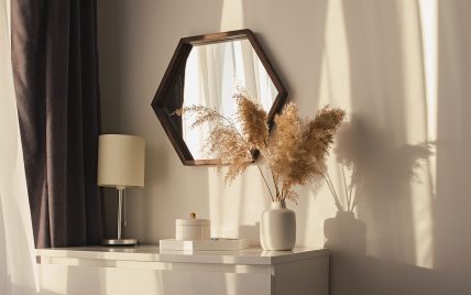 Dekoration einer Kommode im Schlafzimmer mit Lampe & Vase