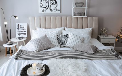 Beispiel für das Schlafzimmer mit gemütlicher Dekoration in weiße & beige