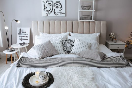 Beispiel für das Schlafzimmer mit gemütlicher Dekoration in weiße & beige