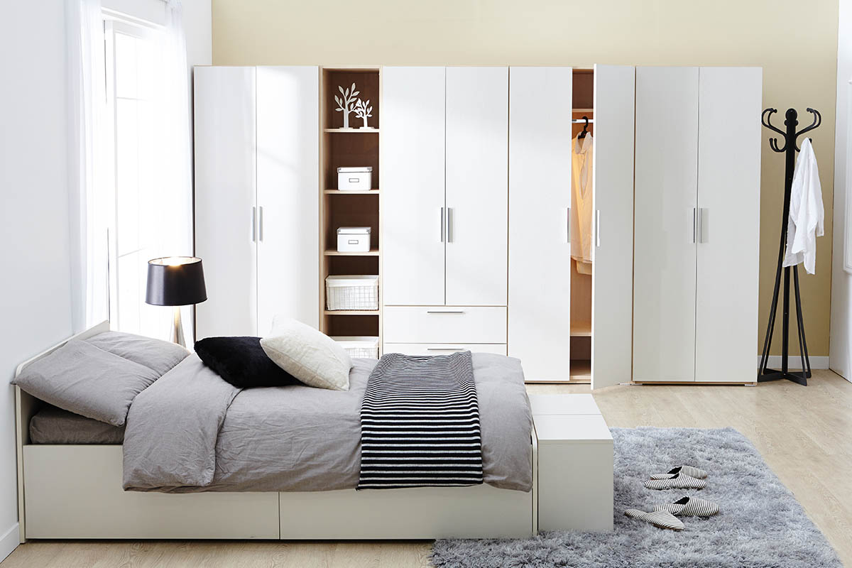 Beispiel für ein Schlafzimmer mit großem Kleiderschrank in weiß.