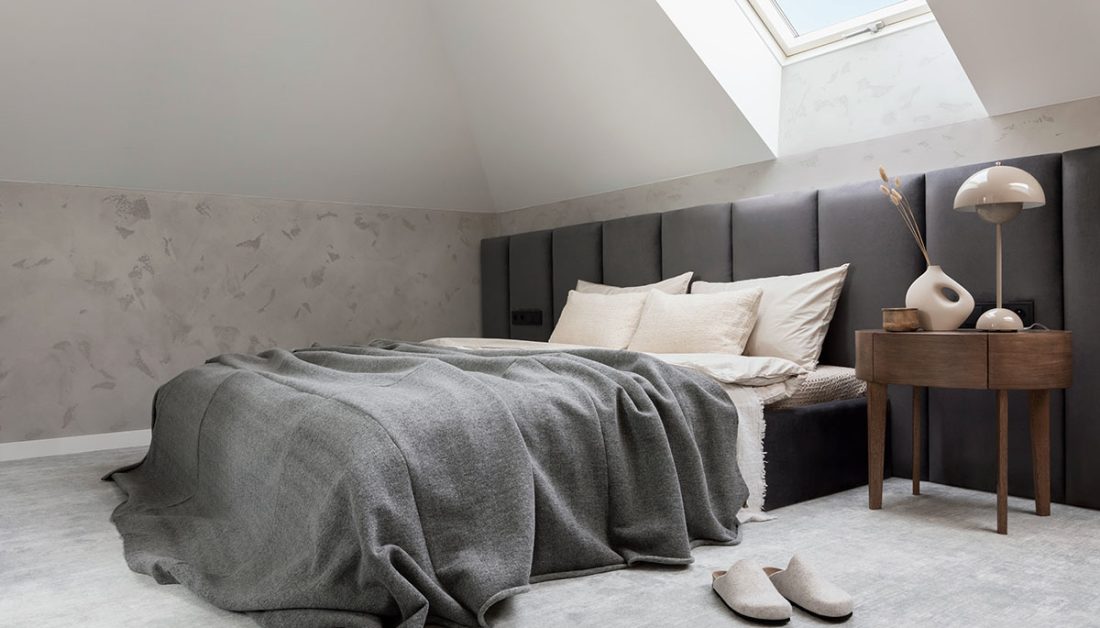 Modernes Schlafzimmer mit großem Bett kombiniert mit Nachtschrank