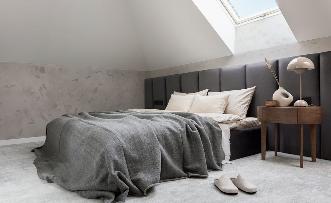Modernes Schlafzimmer mit großem Bett kombiniert mit Nachtschrank