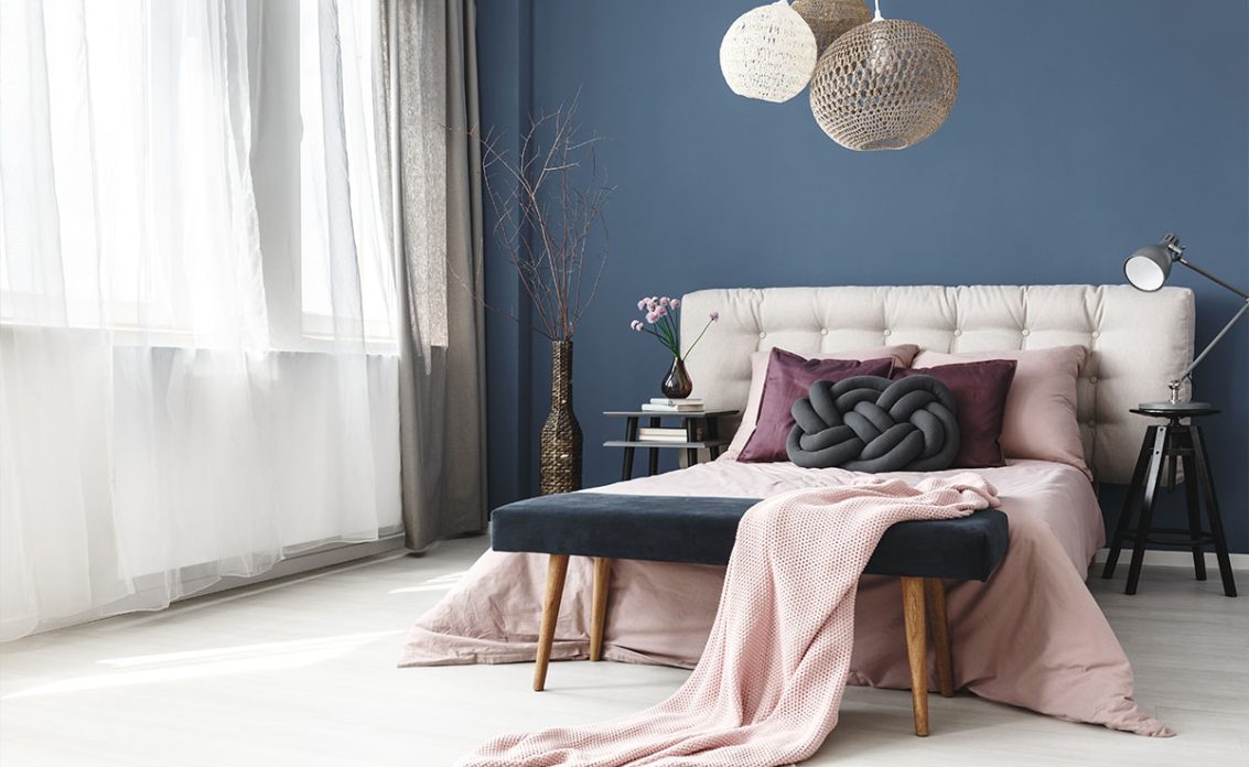 Moderne Schlafzimmer-Idee mit blauer Wand & rosa Akzenten