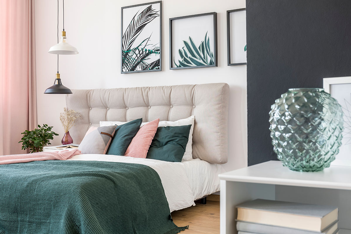 Inspiration für die Einrichtung eines modernen, farbenfrohen Schlafzimmers mit Dekoration.