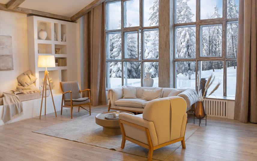 Wohnidee – Wohnzimmer Einrichtung im skandinavischen Landhausstil – Beispiel mit gemütlichen Sofa in beige & weißen Stauraum Couchtisch – Wandregale mit Dekoration