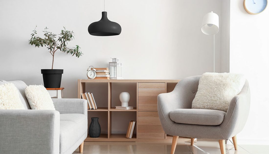 Skandinavisch eingerichtetes Wohnzimmer mit Sessel & Sofa