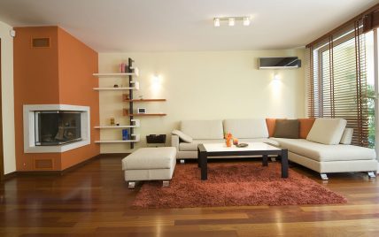Wohnzimmergestaltung mit Akzenten in orange & Ecksofa