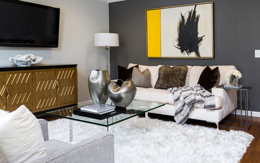 Wohnidee – Wohnzimmer Einrichtung im skandinavischen Landhausstil – Beispiel mit gemütlichen Sofa in beige & weißen Stauraum Couchtisch – Wandregale mit Dekoration