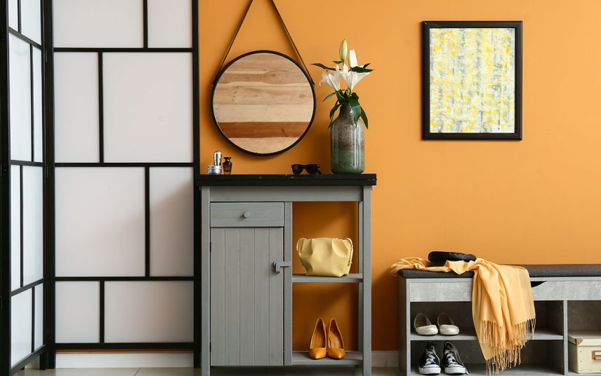 Flur mit Gelb-Orangener Wandfarbe  Kommode  Spiegel & Schuhbank