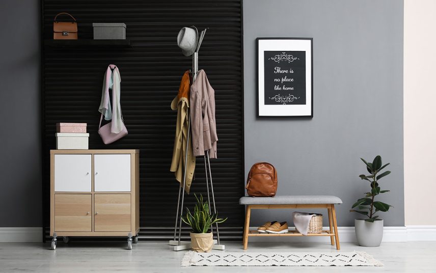 Moderne Flur Idee mit grau-schwarzer Wand  Kommode  Bank & Wandregal – Kleiderständer für Jacken