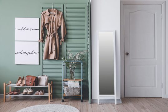Flurgestaltung mit weiß-grüner Wandfarbe – Schuhgarderobe & Spiegel