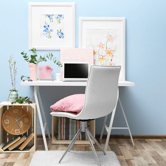Teenagerzimmer Beispiel für Mädchen mit blauer Wandfarbe & einem Schreibtisch schön dekoriert 