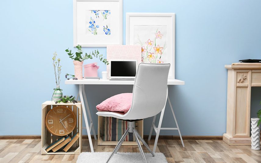 Teenagerzimmer Beispiel für Mädchen mit blauer Wandfarbe & einem Schreibtisch schön dekoriert