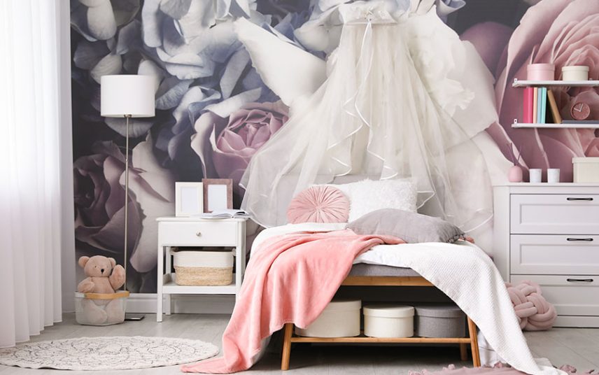 Mädchen Jugendzimmer mit Wandtapeten Muster – Bett mit Bettbank & weißer Nachttisch
