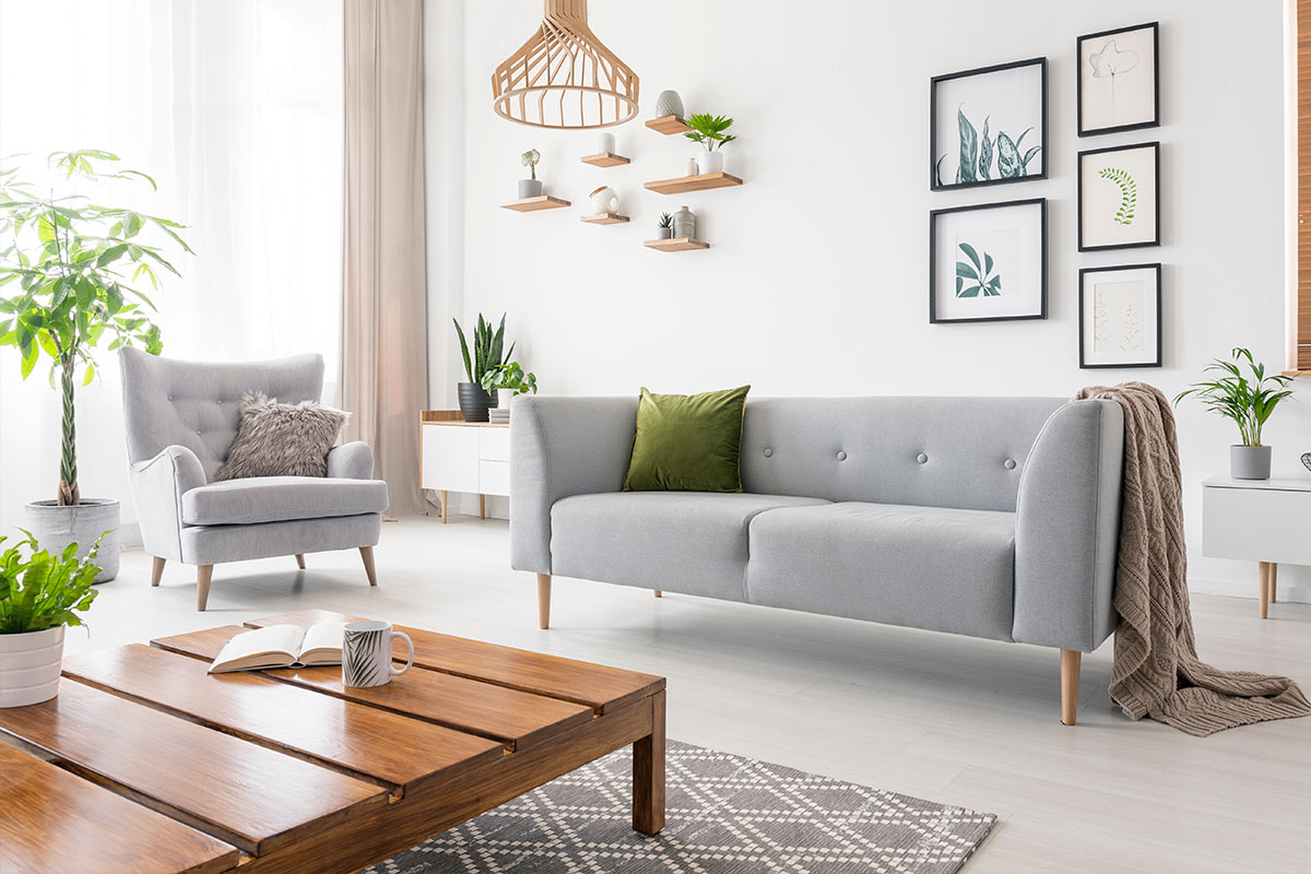  Im skandinavischen Stil dominieren helle Farben wie Weiß, Beige und Pastelltöne. Diese schaffen eine helle und freundliche Atmosphäre im Wohnzimmer.